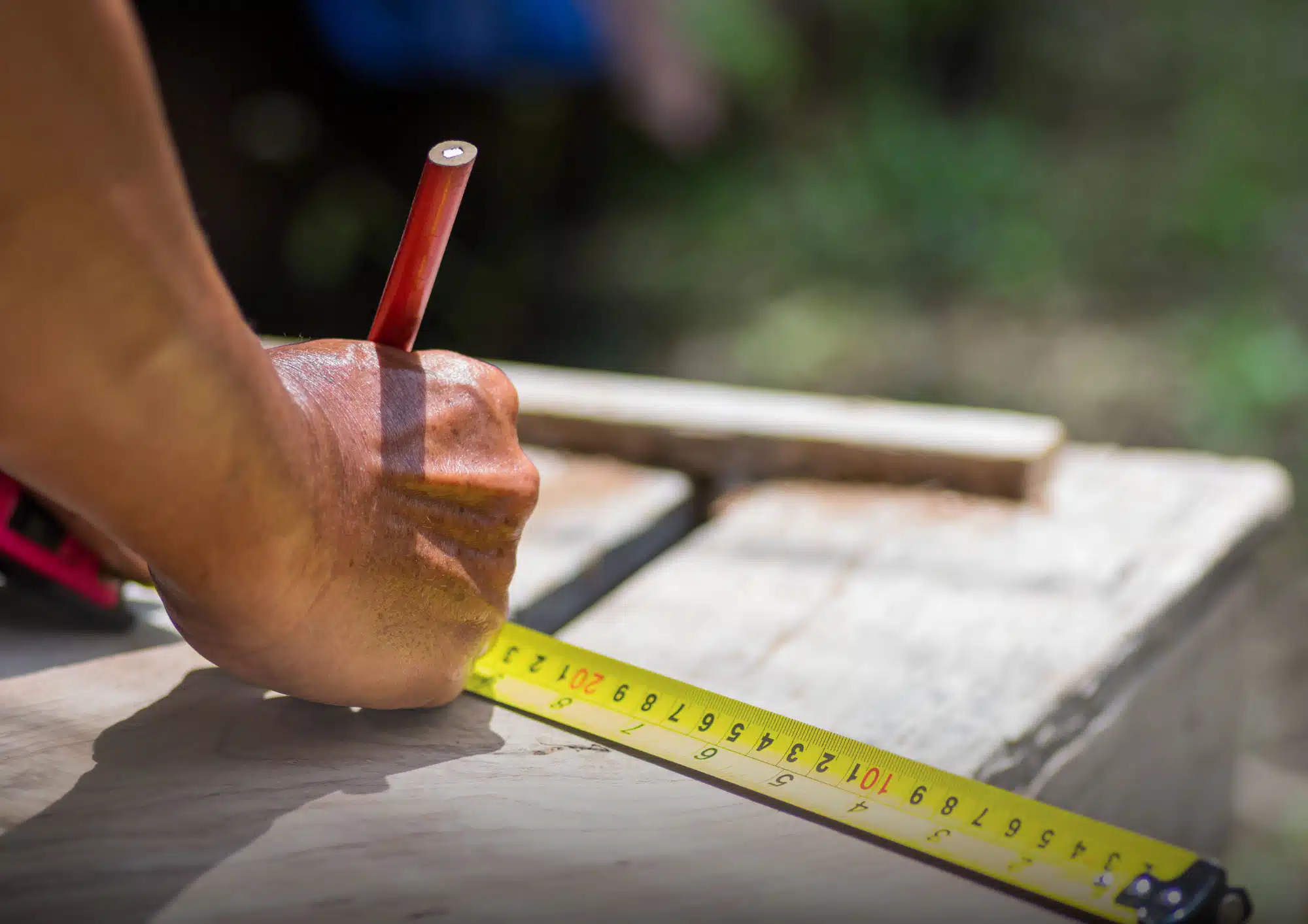 Builder Measuring a Block of Land 2048x1448 - 1 Builder Measuring a Block of Land 2048x1448 - 1